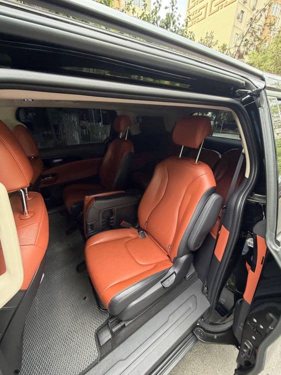 KIA Carnival, 2022 года, цвет: черный, пробег: 28 000 км, один хозяин. — 2