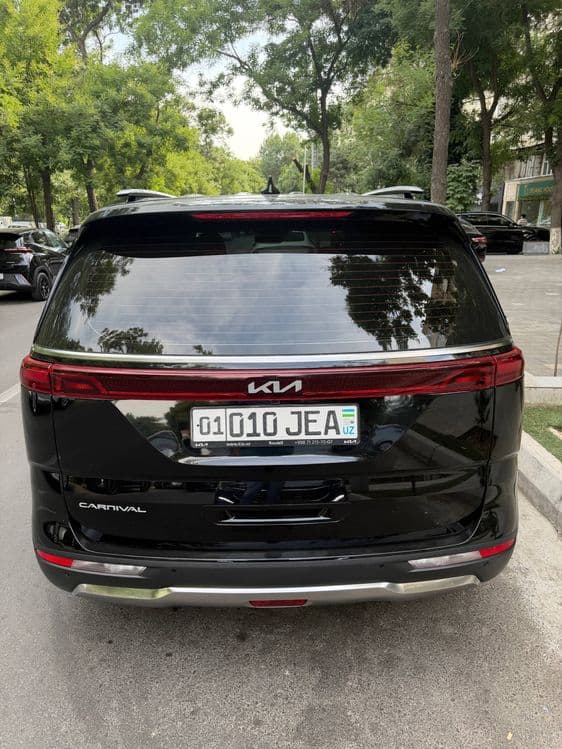 KIA Carnival, 2022 года, цвет: черный, пробег: 28 000 км, один хозяин. — 3