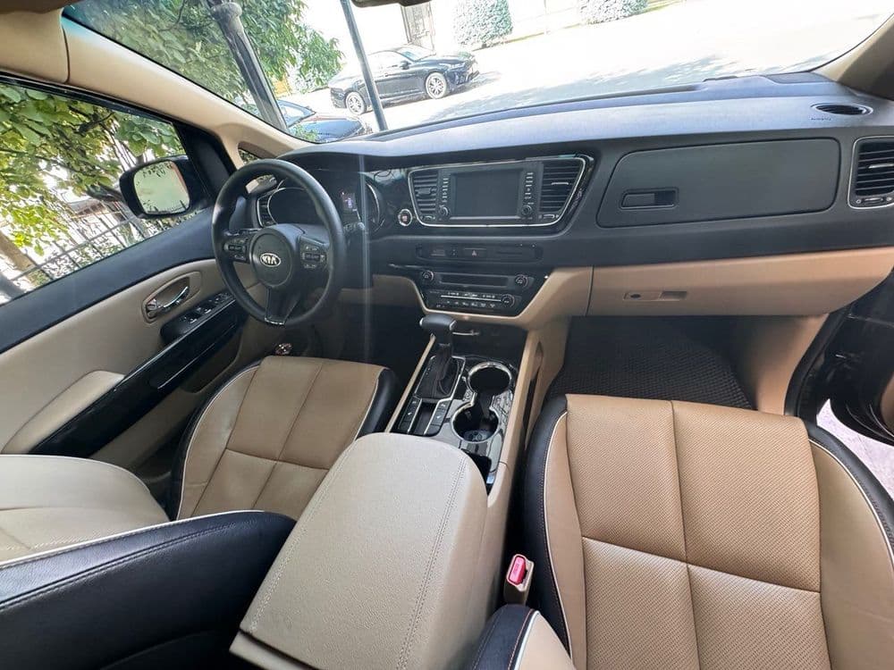 2020 Kia Carnival — 2