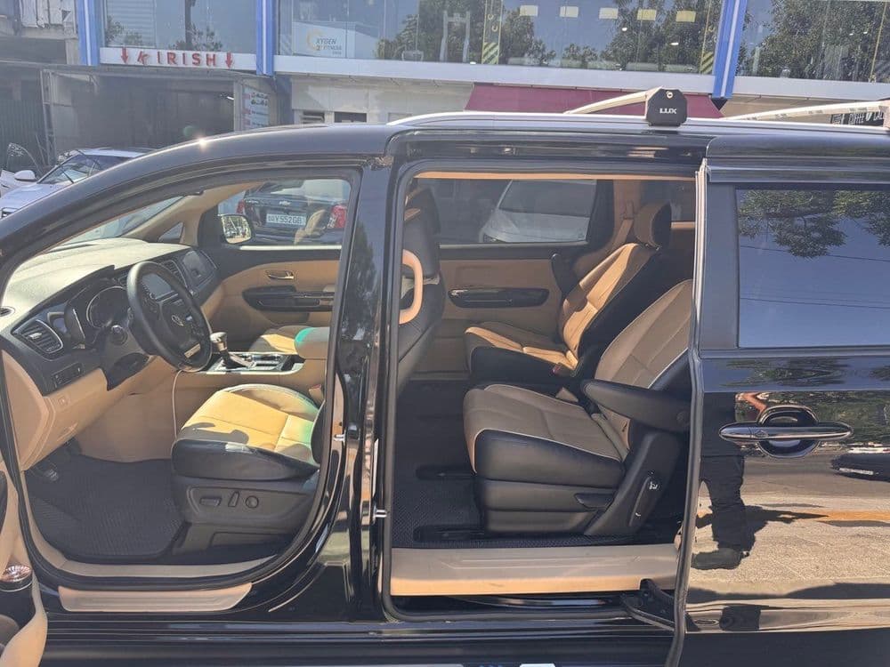 2020 Kia Carnival — 4