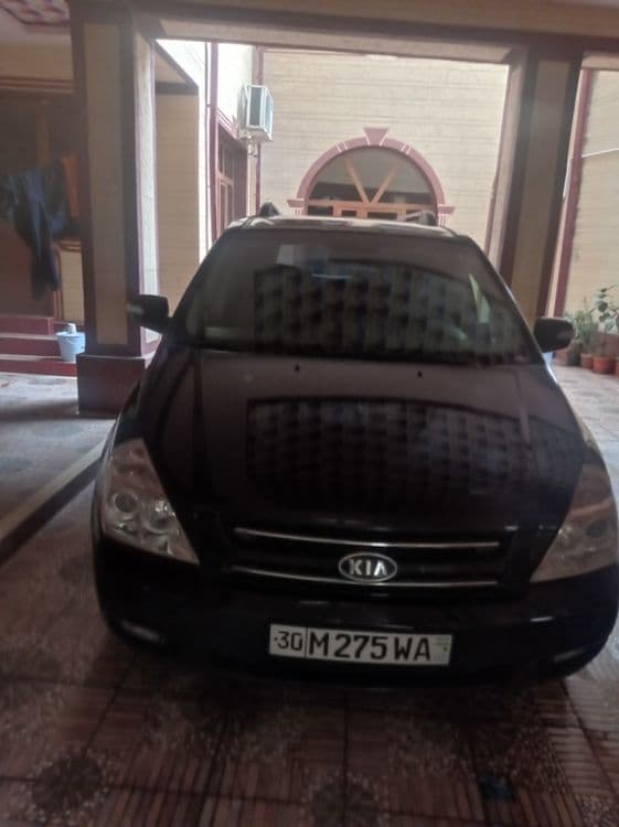 Kia Carnival qora — 1