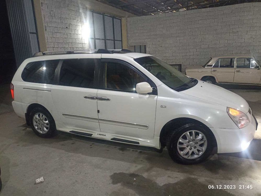Kia Carnival 3.8 — 1