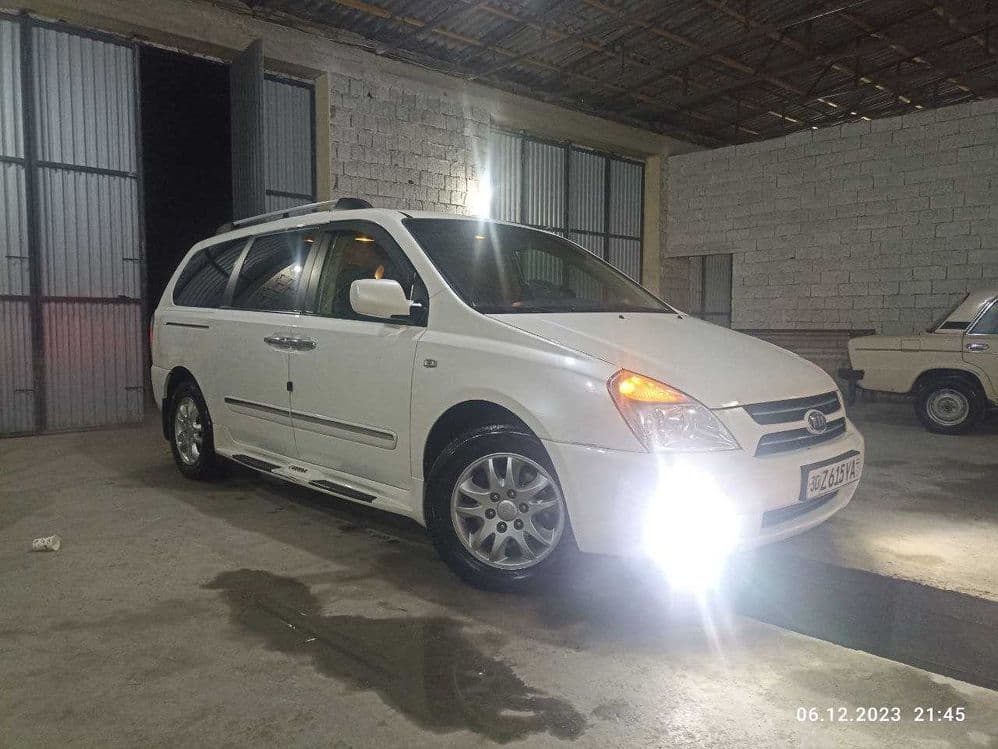 Kia Carnival 3.8 — 2