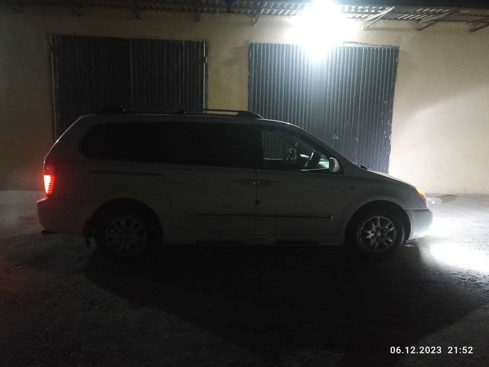 Kia Carnival 3.8 — 4