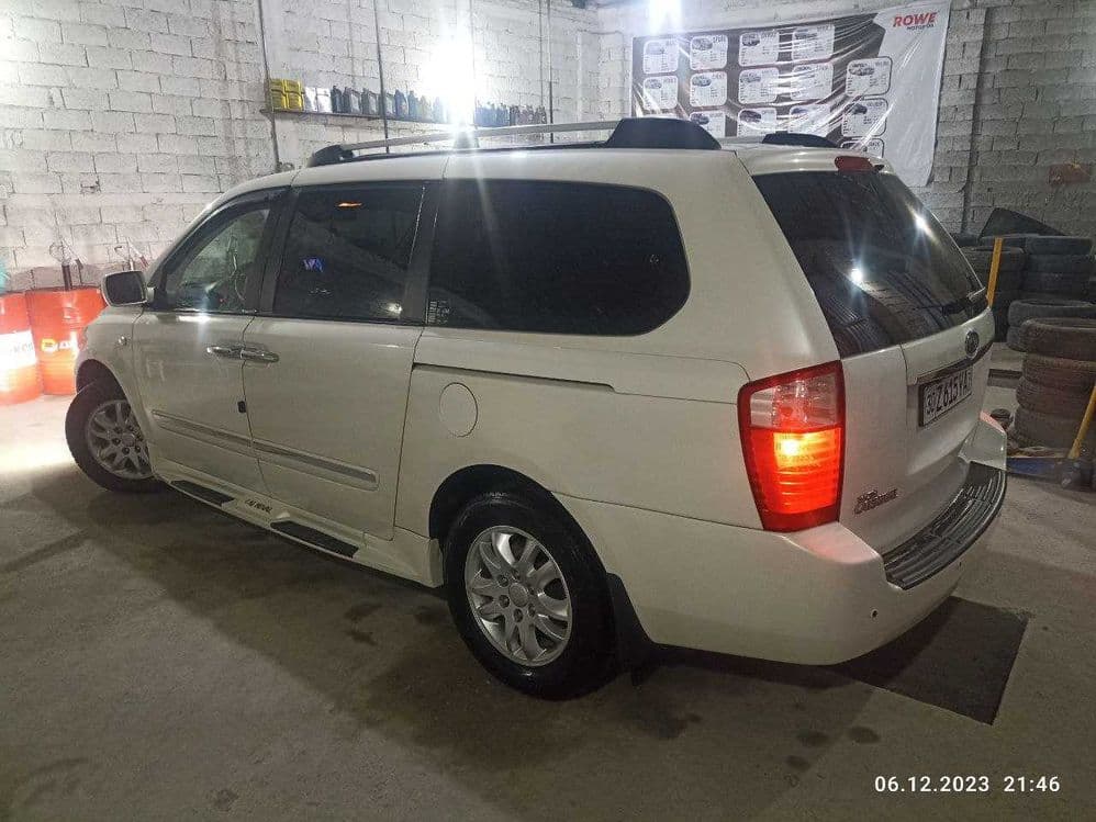 Kia Carnival 3.8 — 5