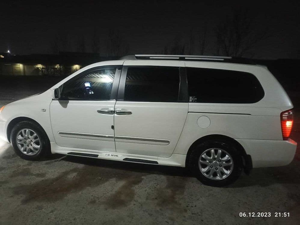 Kia Carnival 3.8 — 6