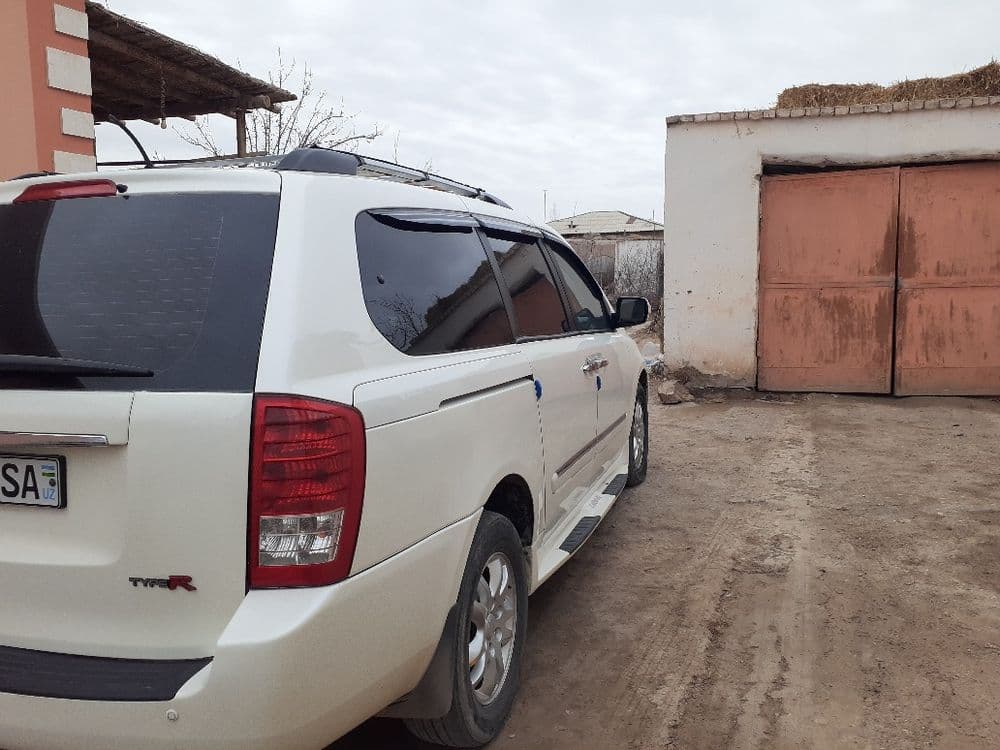 KIA Carnival 2010 — 3
