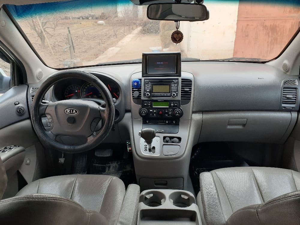 KIA Carnival 2010 — 4