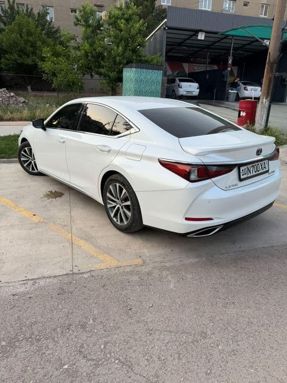 Автомобиль Lexus ES350 — 4
