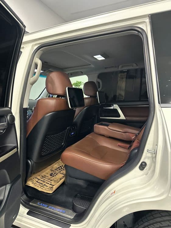 Toyota Land Cruiser 200 — 4