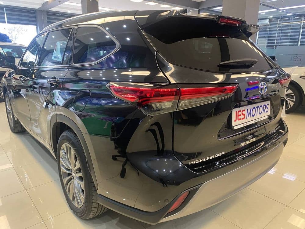 Toyota Highlander Limited E-Four — 6