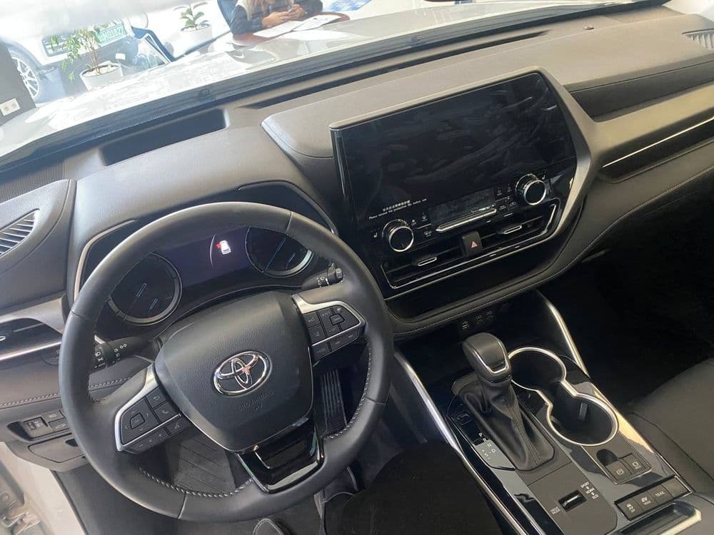 Toyota Highlander Limited E-Four — 7