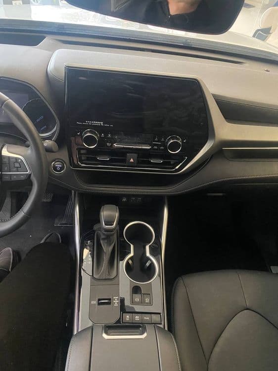 Toyota Highlander Limited E-Four — 8
