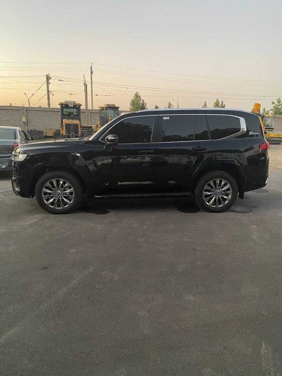 Продам TOYOTA LAND CRUISER 300 70 Anniversary 300ZI 2022г. — 4