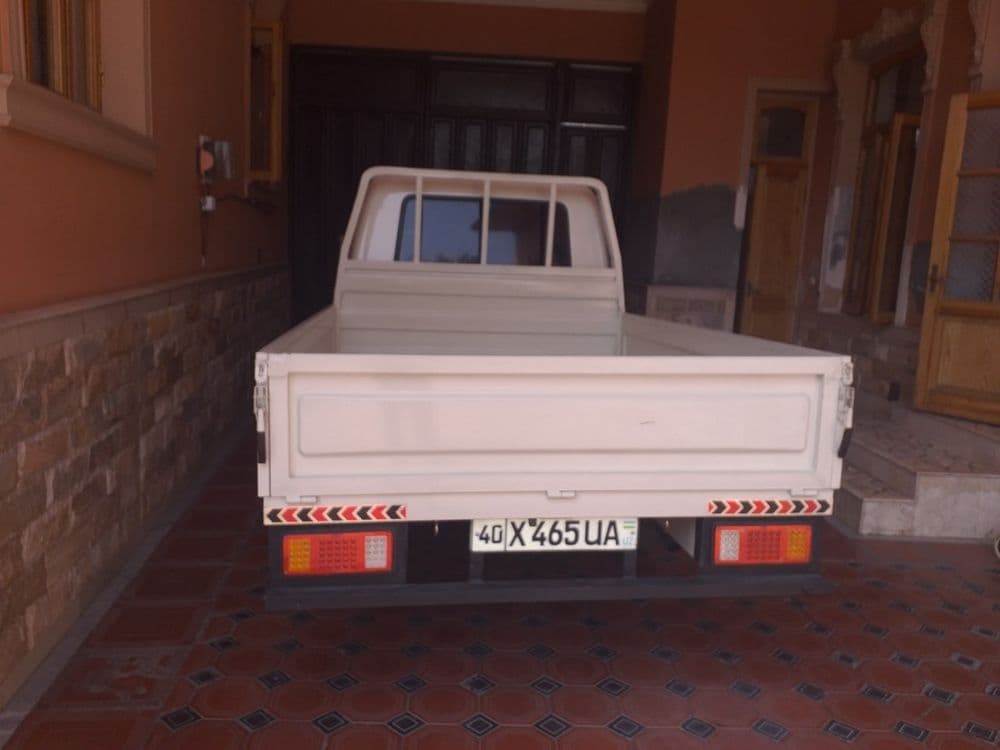 Toyota hise sotiladi 1998 yili motor mers 111 benzin metan 6500$ — 3