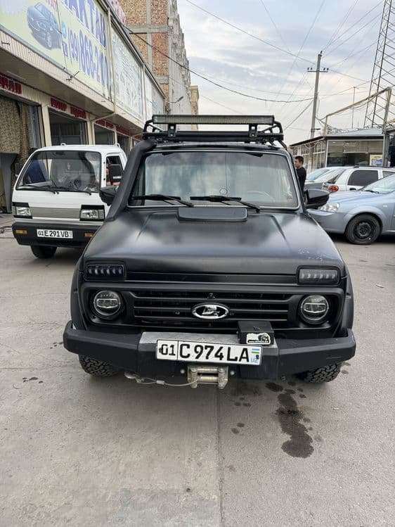 Niva offroadga tayyorlangan qora matviy — 1