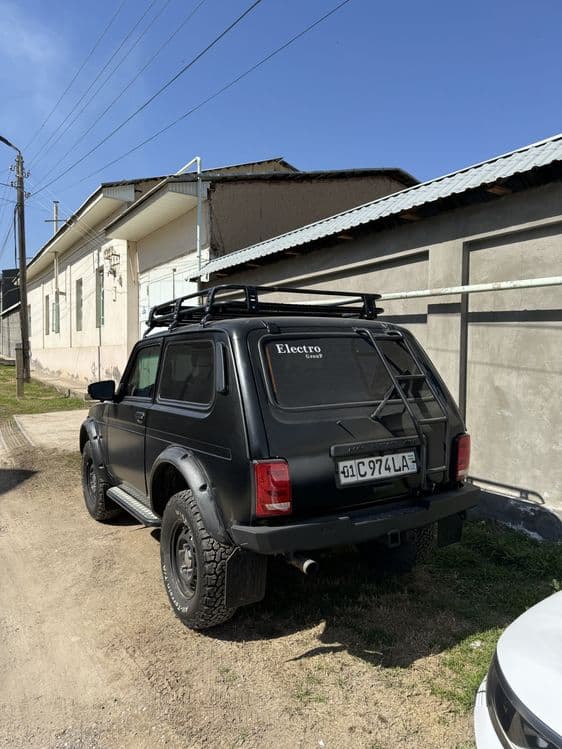 Niva offroadga tayyorlangan qora matviy — 2