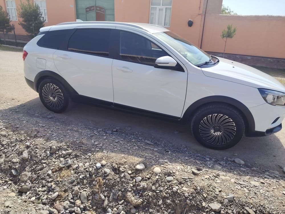 Sotiladi Lada VestaSW kross — 8