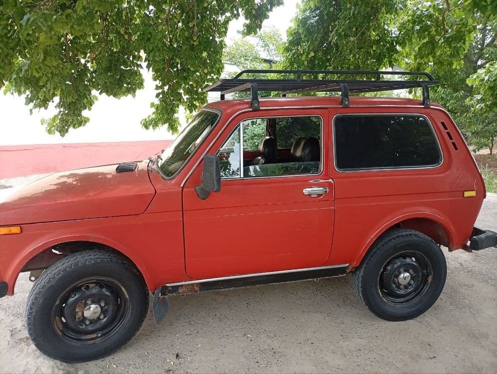 Lada Niva sotiladi 1980 yil radnoy — 2