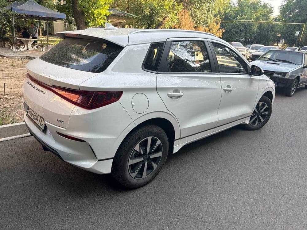 Elektro mabil BYD E2 SROCHNA SOTILADI xolati idyal — 2