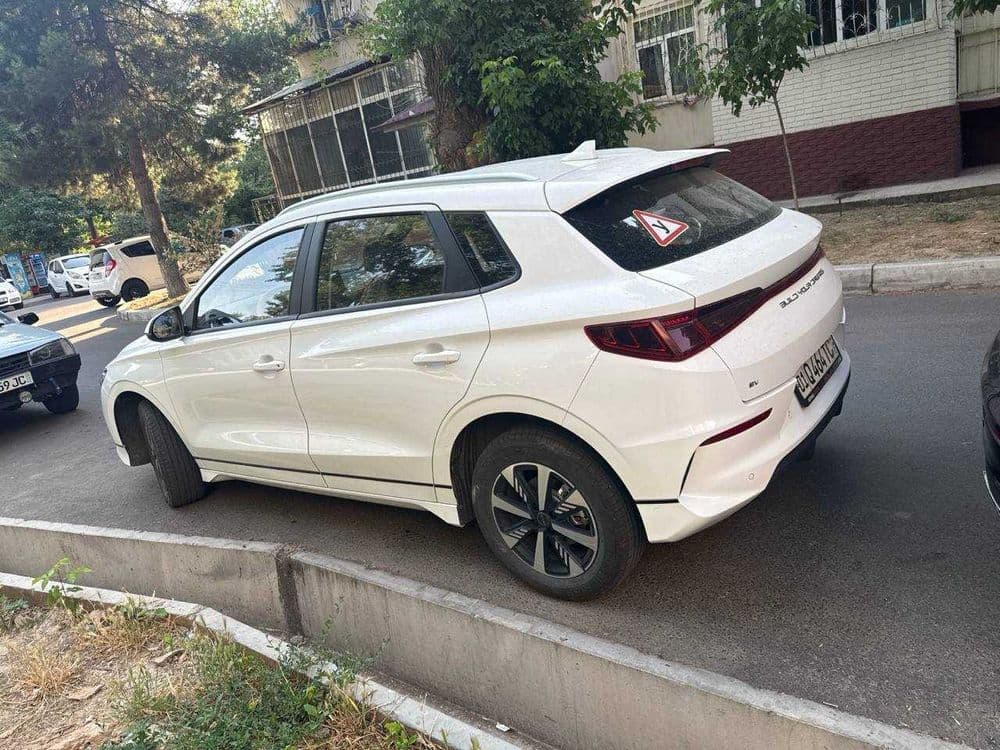Srochna sotiladi Elekto mabil BYD Madel e2 elektro