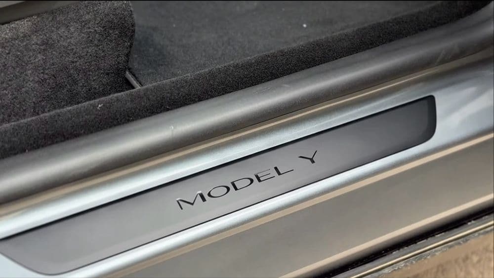 Tesla Model Y 2025 AWD (All-Wheel Drive) - 750km — 2