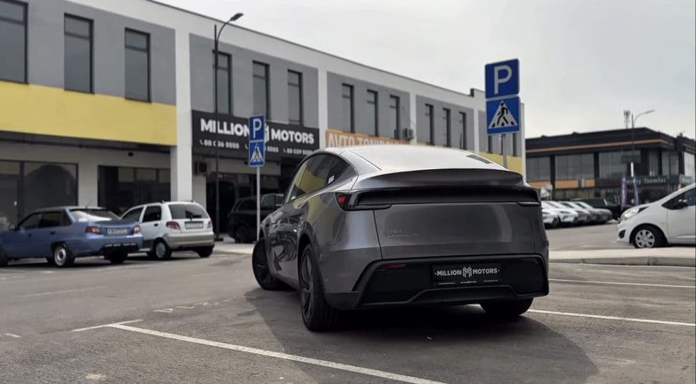 Tesla Model Y 2025 AWD (All-Wheel Drive) - 750km — 4