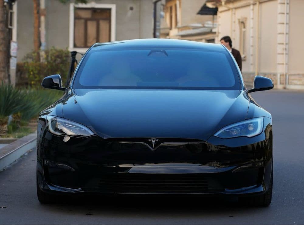 Tesla model S  672км — 1