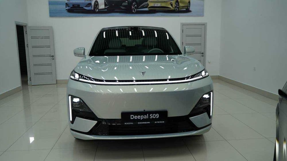 современный кроссовер DEEPAL S09 — 1