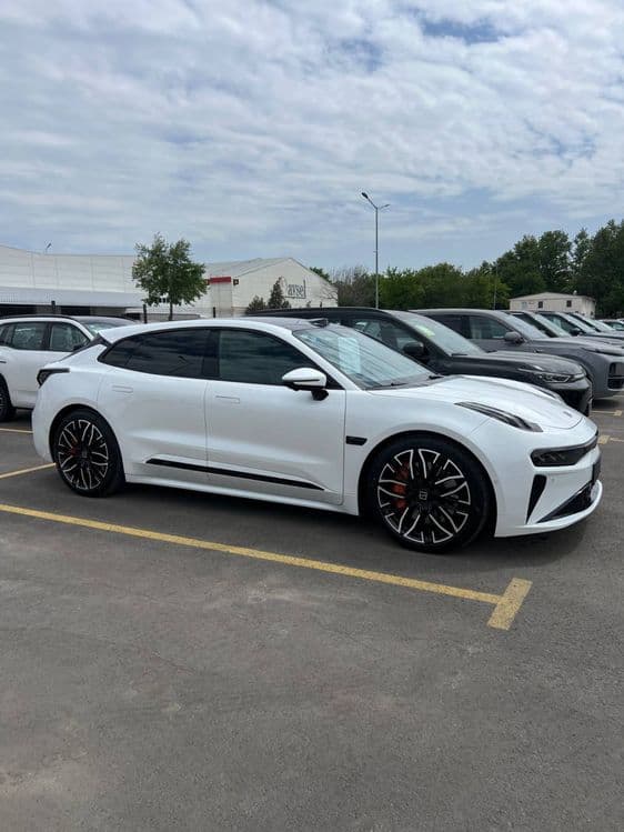 Zeekr 001 yu Z-sport 2025 yil — 2