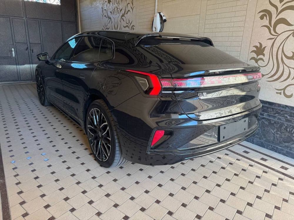 Zeekr 001 yu z-Sport 2024 yil — 2