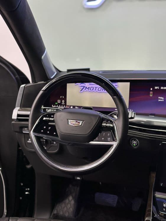 Cadillac Escalade — 4