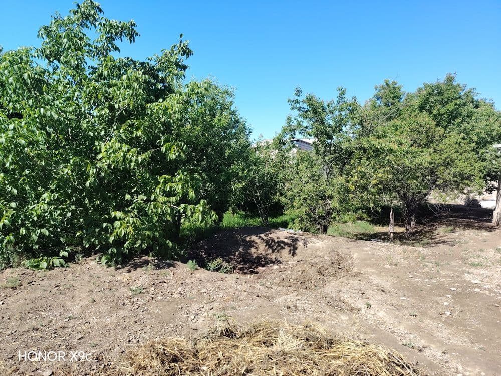 Karmana tumani Yangi obod MFY 10 sotix yer sotiladi mol ayvonlar — 2
