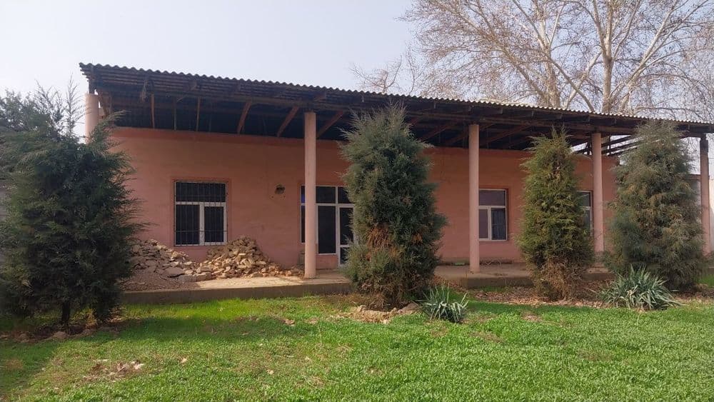 Tadbirkorlik va yashash uchun 10 sutuģ er maydoni va 4 xonali bino — 1
