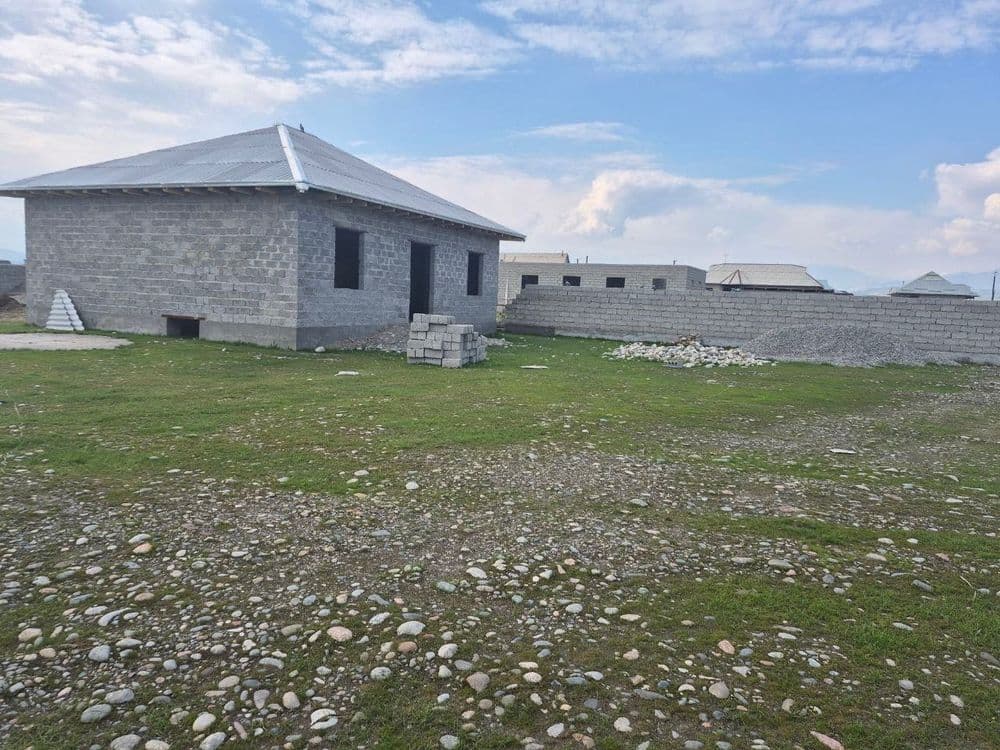 Yer maydoni 15 sotix, 80 m² vaqtinchalik bino bilan — 2