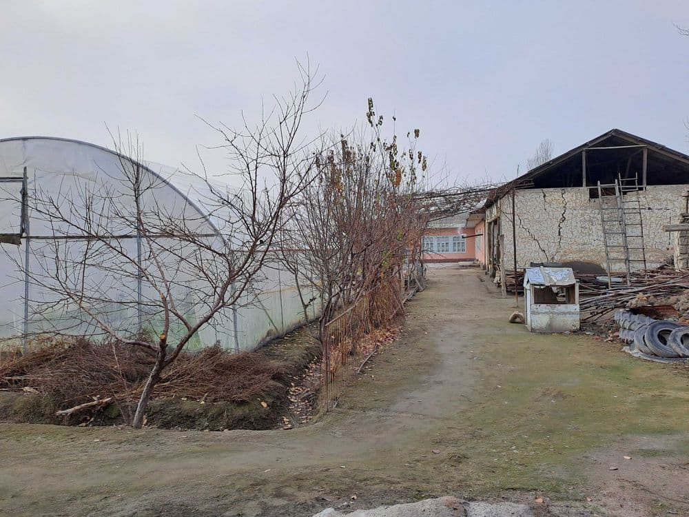 Hovli uy (uchastka) yarmi sotiladi 10 sotix qismi — 2