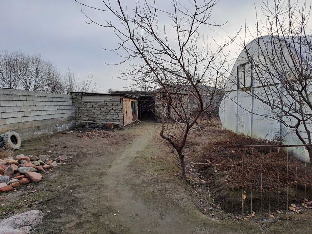 Hovli uy (uchastka) yarmi sotiladi 10 sotix qismi — 3