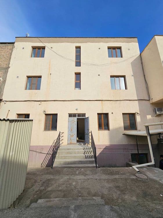 3 qavatli bino podvali bilan birga ijaraga beriladi. #a393 — 2
