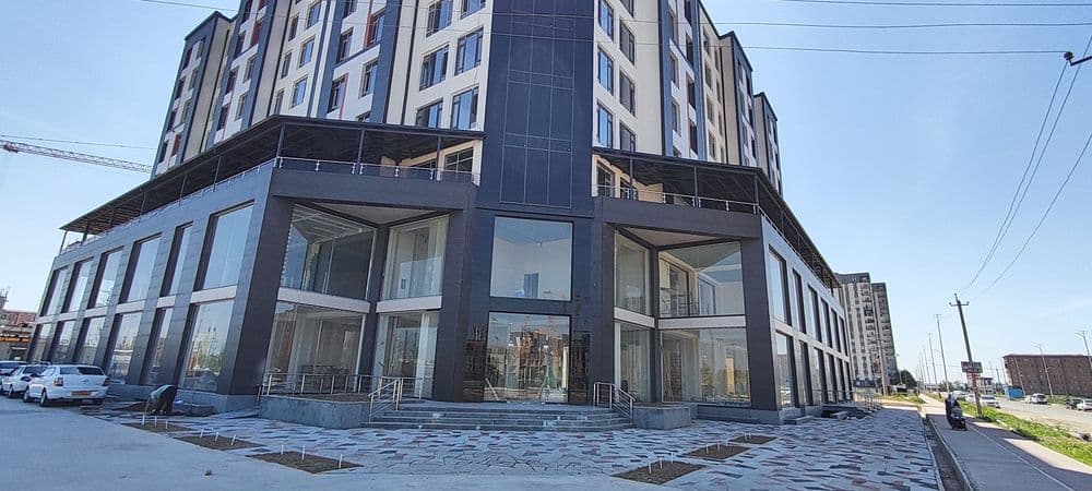3 хонали 80.56м2 Нурафшон сити марказида жойлашган. Президент мактаби — 2