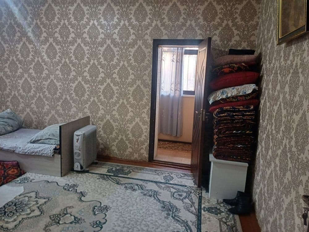 Uy sotiladi 2 xona 3 xona qilinga oshxona balkonda mebellari bilan — 1