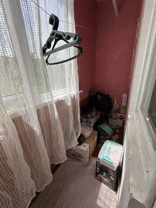 Продаётся 1 комнатная на 1 этаже на Кадышева — 4