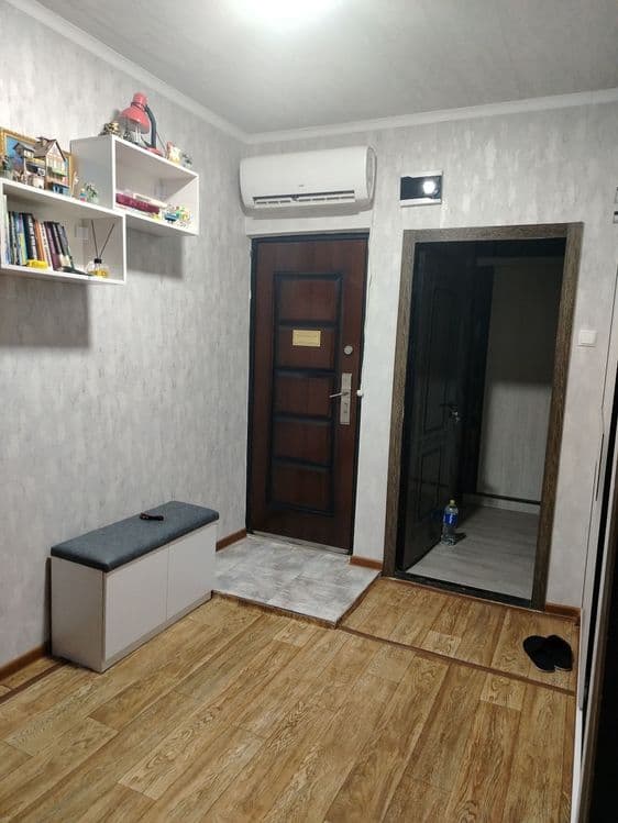 Продается большая 4-х комнатная квартира в Янгиюле (Гульбахор). — 1