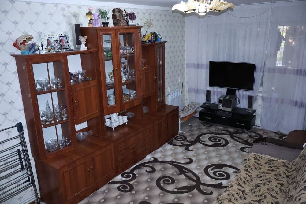 Продается 3х переделанная в 4 х комнатная квартира, теплая не угловая — 1