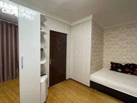 Продаётся Космонавт 1в2/2/5 с мебелью техникой ремонт хороший ! — 2
