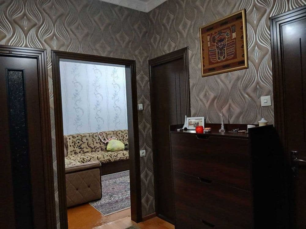 продается 4-х комнатная квартира — 1