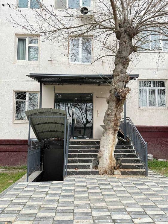 Chilonzor 17 kvartalda joylashgan 2 xonali nijiloy sotiladi. — 1