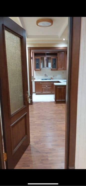 Продается 4-х комнатная, банковская квартира, на метро « Беруний». — 2