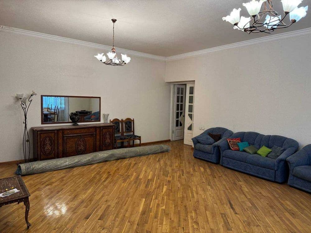 ул.С.Азимова Японское пос банковский дом 3-комн 2/6 205 м² 2 с/у — 1