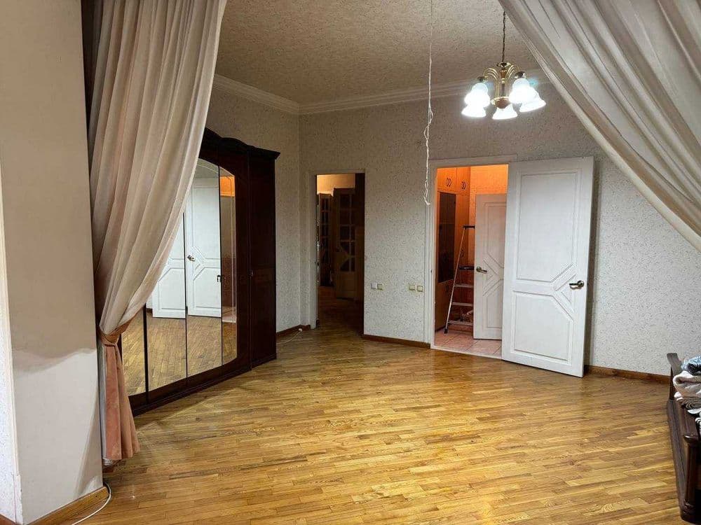 ул.С.Азимова Японское пос банковский дом 3-комн 2/6 205 м² 2 с/у — 4