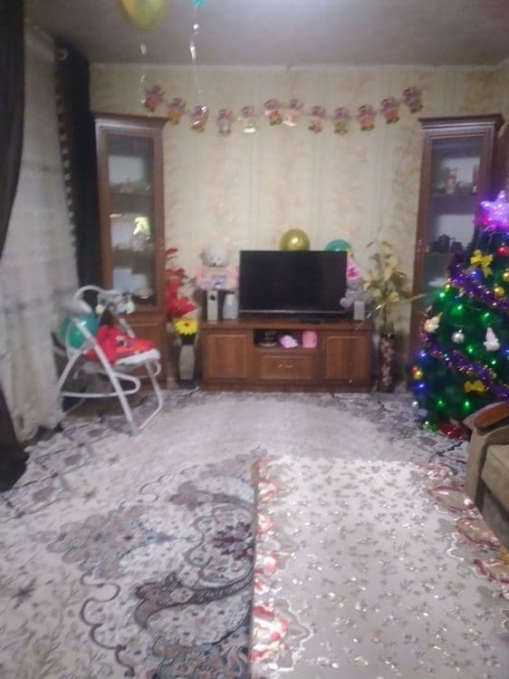 Voyenne gorodokda  uy sotiladi  3 xona  remanti urta  issiq suv bor — 3
